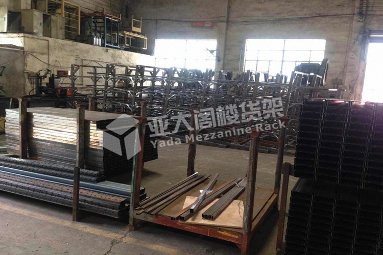 廣州亞大閣樓貨架廠家訂單不斷，工廠人員正全力以赴趕貨中